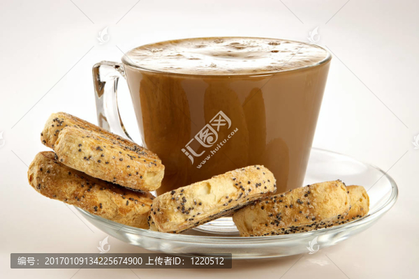 有奶油和餅干的咖啡