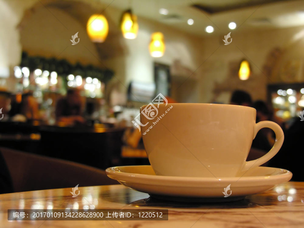 在咖啡杯