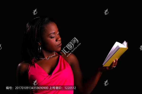 迷人的非洲裔婦女控股書