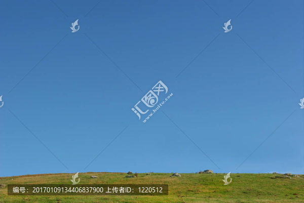 布滿巖石的山坡上