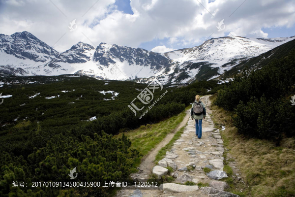 在山區(qū)徒步旅行