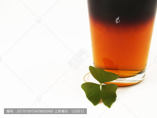 圣巴特里克節(jié)啤酒和三葉草