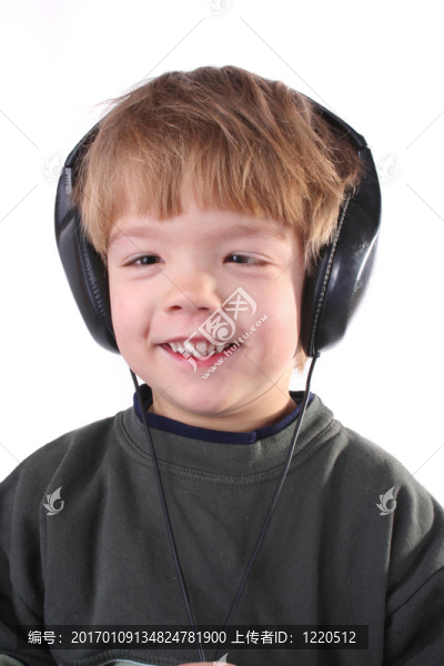 孩子吹著口哨
