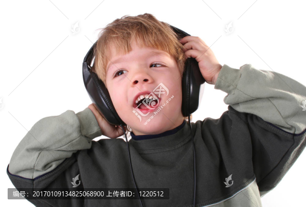 孩子吹著口哨