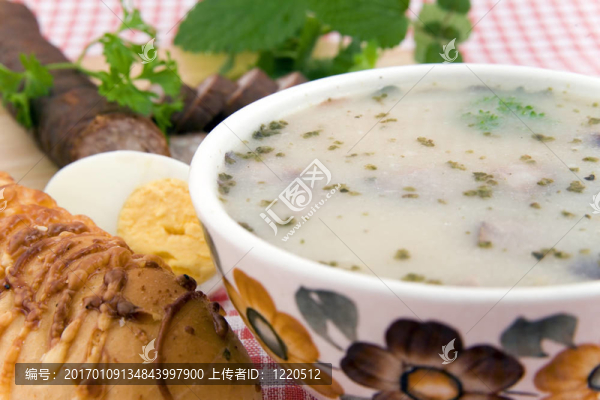 雞蛋的酸奶湯；香腸和面包