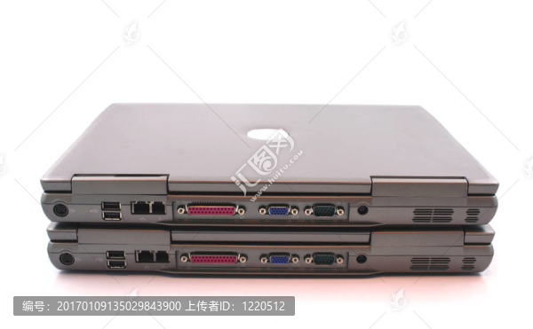 白色背景上的2臺筆記本電腦