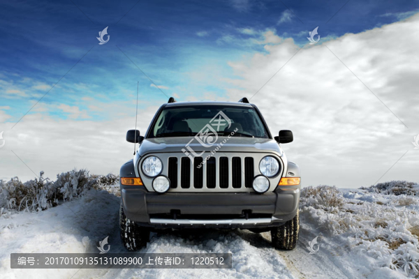 越野車在雪中