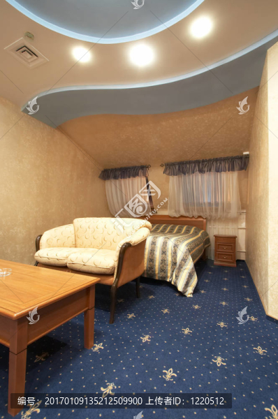 床；沙發(fā)和桌子