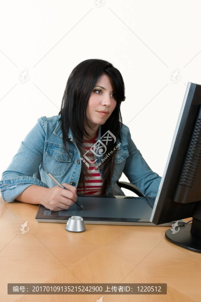 在電腦上工作的女人