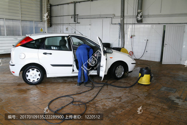 男子清洗車