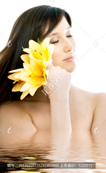 黃色的百合花在水中的黑發(fā)