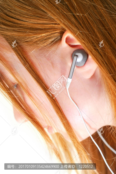 女孩聽(tīng)音樂(lè)