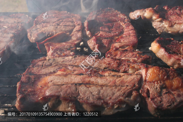 烤肉架上的牛排