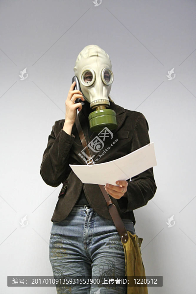 防毒面具中的女人