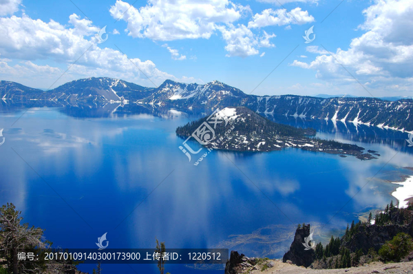 帶向導島的火山口湖