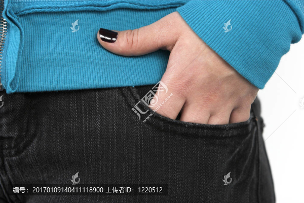 女孩手放在讓口袋里