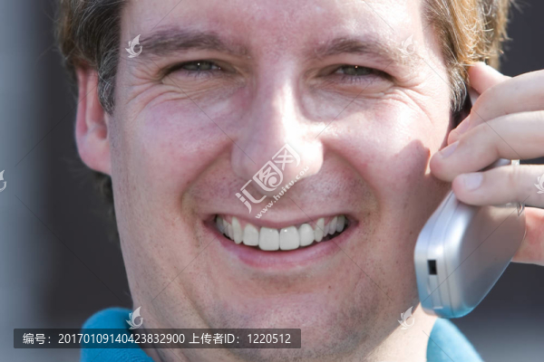 帶手機(jī)的人-匯圖網(wǎng) www.fosd68.com 帶手機(jī)的人