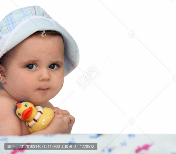 帶著一只橡皮鴨子的嬰兒