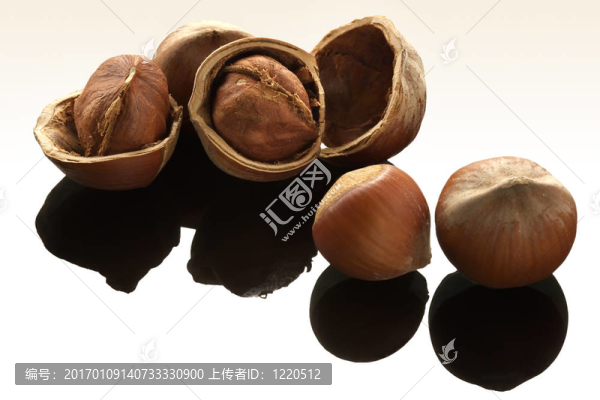 在鏡子桌上的花生