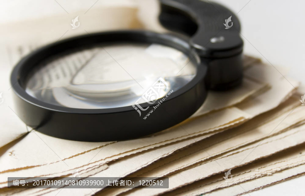 放大鏡和報紙
