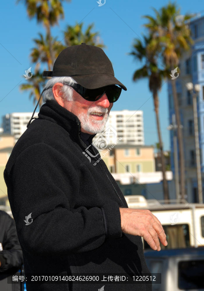 微笑的人的肖像-匯圖網(wǎng) www.fosd68.com 微笑的人的肖像