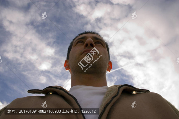 男人仰望云層的背景