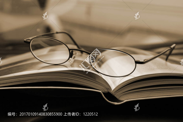 在眼鏡和雜志上特寫