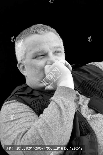 一個人的黑白肖像；思想深處