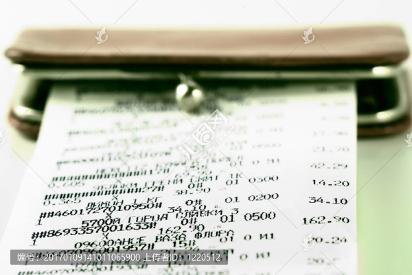 在錢包的背景上的現(xiàn)金收據(jù)