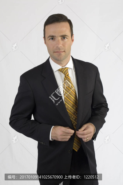 在黑色西裝扣夾克的英俊男人