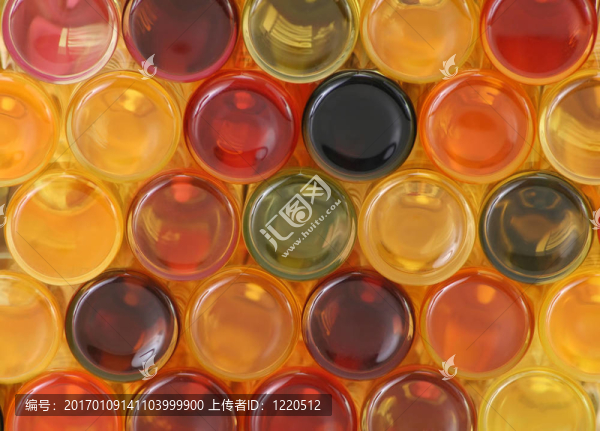 多彩的瓶子回來