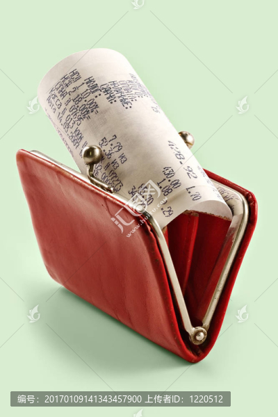 在錢包的背景上的現(xiàn)金收據(jù)