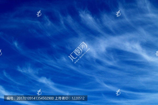 藍(lán)色天空中的云朵