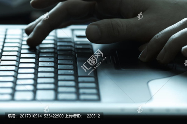 在筆記本電腦上工作