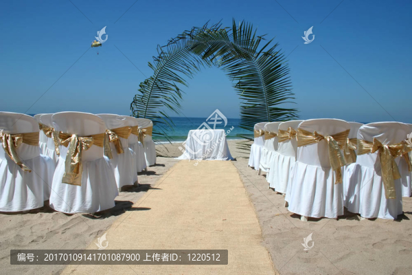 海灘婚禮用椅子；棕櫚拱門和海洋背景
