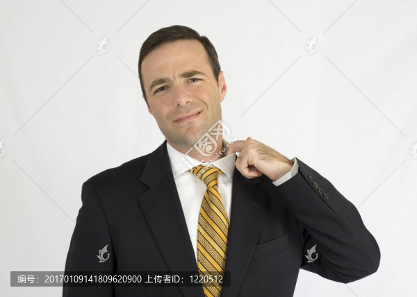 商人在黑色西裝緊張調(diào)整衣領(lǐng)