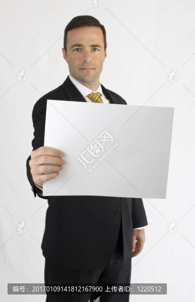 男士拿著紙出去看