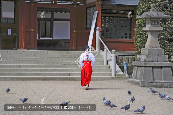 在寺廟的女孩