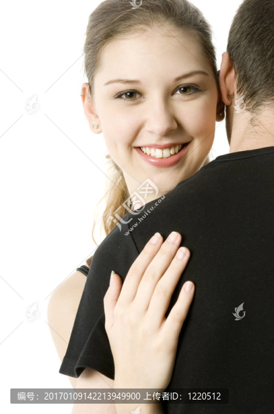女孩抱著的人