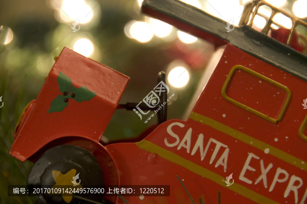 紅色圣誕樹裝飾掛在樹上