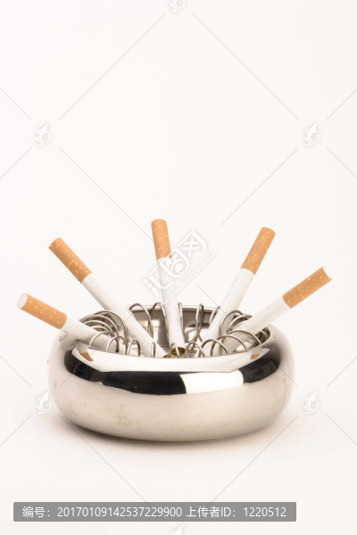 煙灰缸和香煙