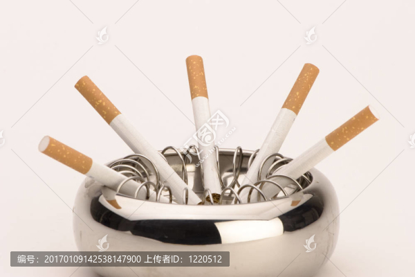 煙灰缸和香煙
