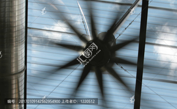 工業(yè)環(huán)境中的巨型風扇。透過太陽幕可以看到開闊的天空。