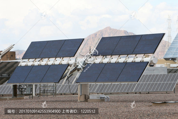 亞利桑那州沙漠山脈前的太陽能電池板。良好的權力問題；空氣污染；全球變暖等。
