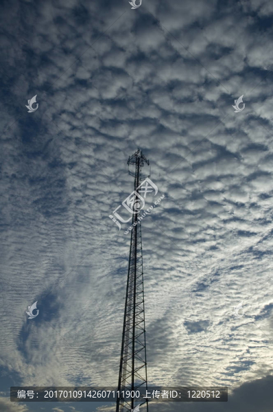 通信塔；云