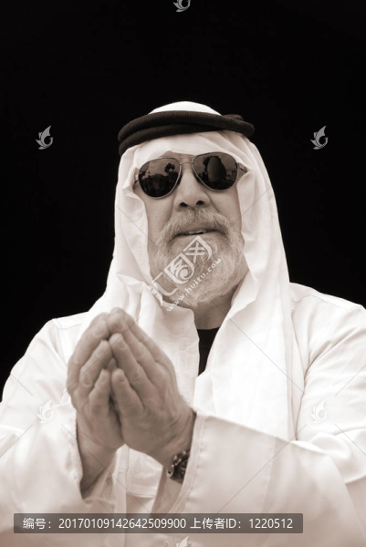 別致的酋長戴著墨鏡