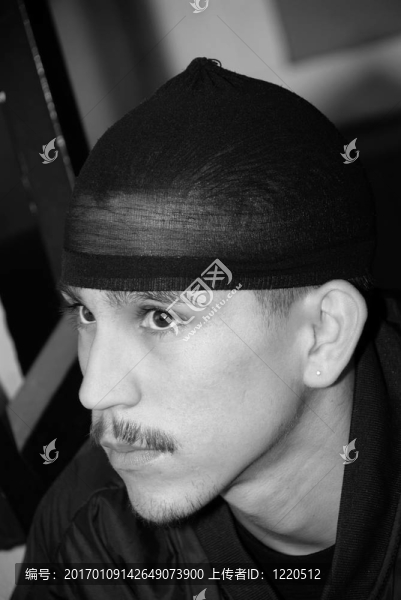 來(lái)自兜帽的少年-黑白肖像-匯圖網(wǎng) www.fosd68.com 來(lái)自兜帽的少年-黑白肖像