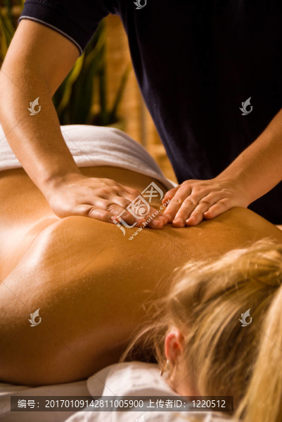 背部按摩-匯圖網(wǎng) www.fosd68.com 背部按摩