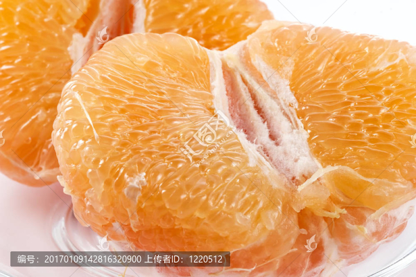 半個(gè)柚子在玻璃板上