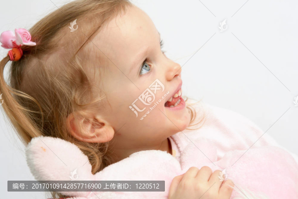 小女孩和粉紅色的兔子